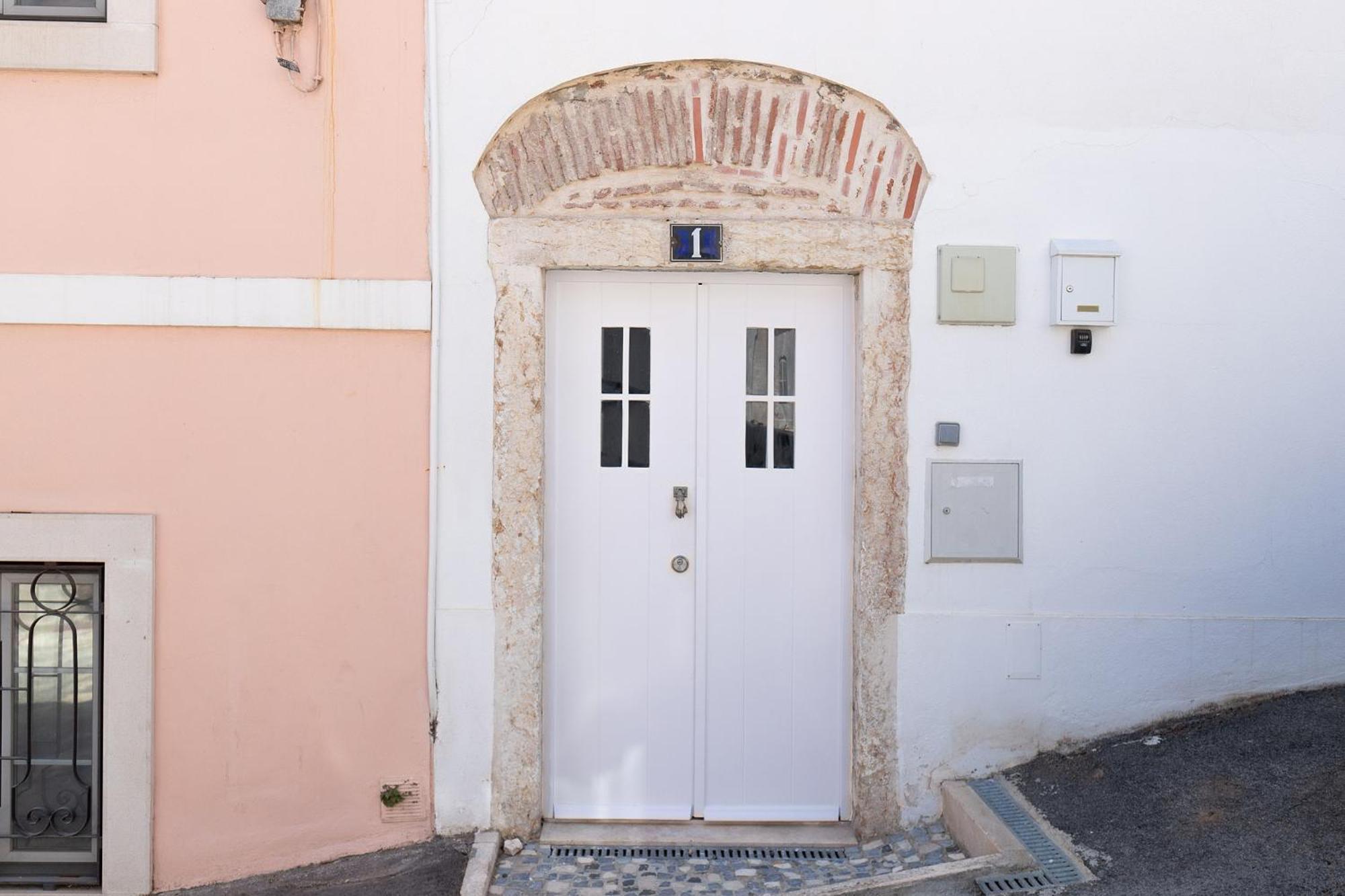 Classic Lisbon Homes: Bright & Central In Belem Extérieur photo